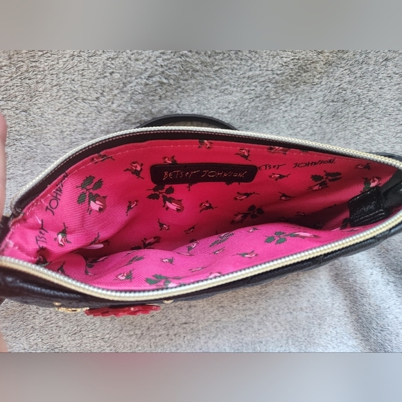 Betsey Johnson Black and Pink Quilted Crossbody Bag And XOXO Heart Wristlet - Picture 7 of 13